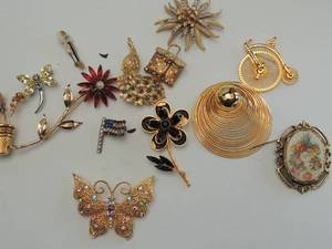 lot 521 image: 13 gold broaches and 1 earrings