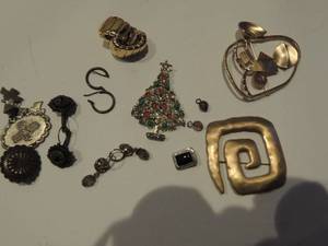 lot 594 image: earrings, pins, Christmas earrings