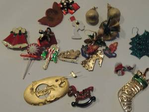 lot 582 image: Christmas pins, earrings button cover