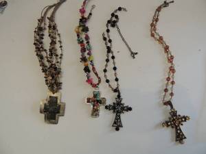 lot 592 image: 4 cross necklaces beaded