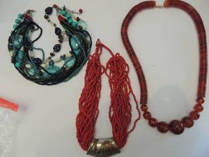 lot 552 image: assorted unusual necklaces
