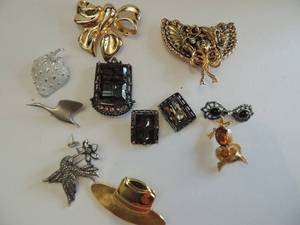 lot 548 image: broaches- gold, silver, stones