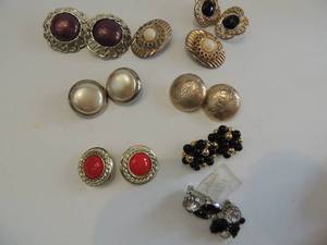 lot 522 image: vintage clip earrings