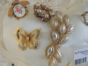 lot 534 image: satin white pillow with broaches