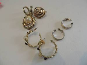 lot 525 image: earrings and scarf clips