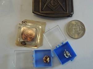 lot 583 image: MASONIC -Belt Buckle Mason (BRASS), Mason, Coin, Mason Penny PIN, , 2 Mason Service Pins