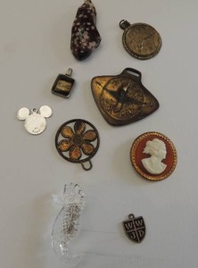 lot 571 image: pendantsdrops for necklaces