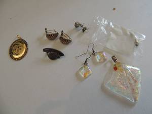 lot 547 image: 2 drops and assorted earrings