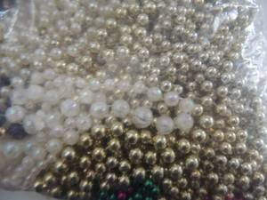 lot 584 image: LARGE BAG OF BEADS BEAD STANDS