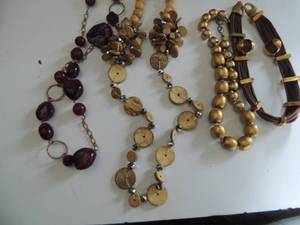 lot 562 image: 1 stone necklace, 1 wood and bling necklace, gold wood beads and more