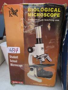 lot 31 image: Biological Microscope NIB used for student in school