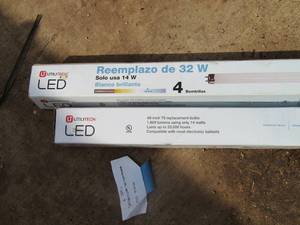 lot 134 image: Utilitech 32 watt replacement bulbs, 2 boxes 4 bulbs per box
