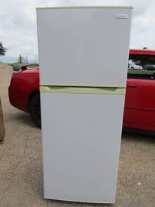 lot 7 image: Vissani white Refrigerator  very clean- Model # HMDR1030WE, power unit 130, -- 115 volt