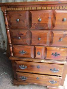 lot 179 image: 533819 solid wood 5 drawer chest, great condition