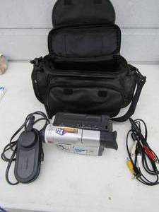 lot 194 image: Samsung 880x digital camera recorder in case with plugs