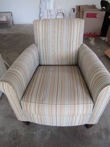 lot 220 image: Havertys furniture sitting chair