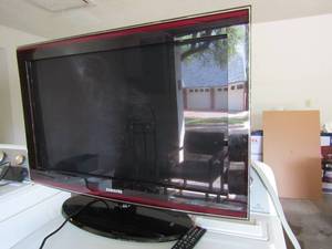 lot 223 image: 36 in Samsung high def TV with remote