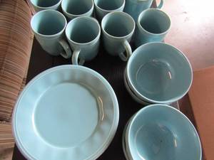lot 228 image: Rachael ray dish set turquoise , 8 coffee cups, 4 bowls, 8 saucers