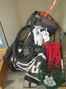 lot 239 image: Calloway golf bag and 2 green basket one has golf balls