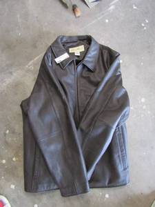 lot 244 image: Eddie Bauer womens leather jacket size xl in great condition