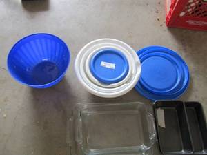 lot 250 image: set of 4 mixing bowls, 2 Pyrex glass baking dishes, 2 metal baking dishes