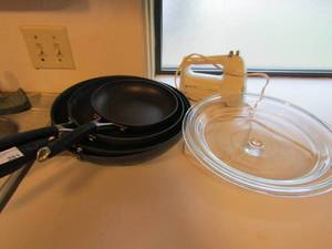 lot 261 image: set of 4 calphalon skillet pans, 1 glass lid, and a B&D mixer