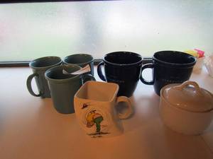 lot 262 image: 3 blue spectrum stoneware coffee cups, 2 1971 Starbucks coffee cups, 1 golf mug and a sugar dish