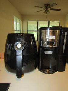 lot 265 image: used Philips air fryer, Hamilton beach brew station for coffee