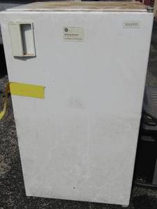 lot 276 image: White GE Sanyo mini fridge, used unknown working condition