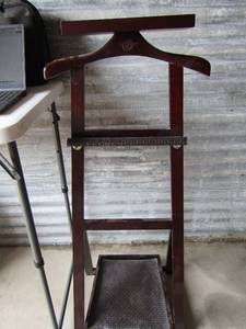 lot 283 image: Coat suit rack, 4418, has space at bottom for shoes