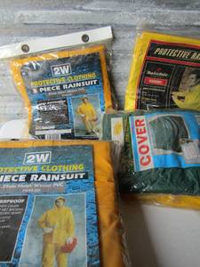 lot 289 image: 5 new sets of rain suits, 2 of which include the hats