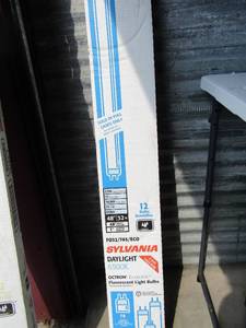 lot 293 image: pack of 12 Sylvania daylight fluorescent bulbs New in box