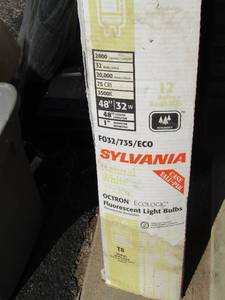 lot 294 image: 10 pack of Sylvania 32 watt florescent bulbs, light bulbs good package damaged