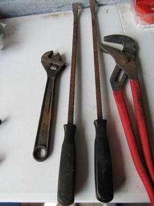 lot 305 image: Tool lot 12 wrench- 2 long snap on flathead screw drivers long handles qty 2- RT-216 crescent wrench