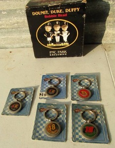 lot 345 image: Doumic duffy bobble heads, 4 Nascar key chains