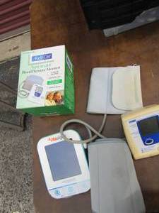 lot 363 image: Reli-on and vita signs blood pressure cuffs qty 3 with monitor reader
