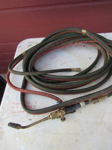 lot 421 image: Red and green air hoses with spout