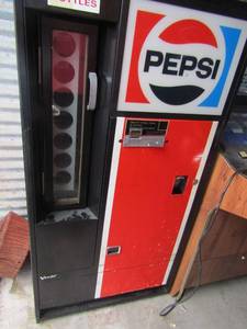 lot 1 image: Vintage Pepsi bottle vending machine with key, 532823- owner stated it worked last time it was plugged in,