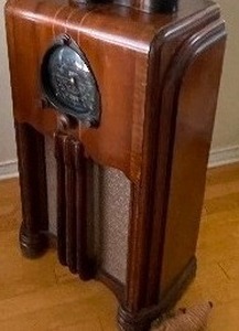 lot 96 image: Vintage Zeneth long distance police band radio, mint condition-- 402213