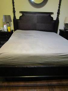 lot 2 image: TOMMY BAHAMA KING SIZE 4 POST BED , SIDE RAILS, HEADBOARD, FOOT BOARD