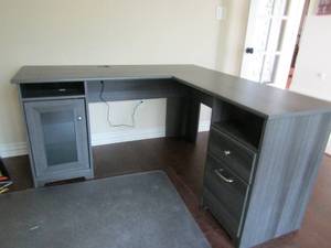 lot 21 image: L SHAPE COMPUTER DESK, VERY CLEAN AND NICE NEW CONDITION- 305923- L IS 303620, HAS BUILT IN CHARGER PORT