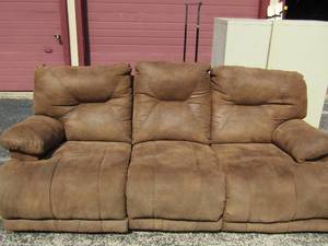 lot 31 image: BROWN COUCH, RECLINES ON BOTH ENDS, GREAT CONDITION