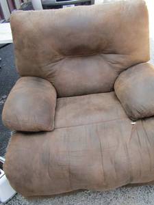 lot 33 image: Brown RECLINER over size chair, very comfy great condition
