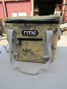 lot 35 image: RTIC Viper insulated bag