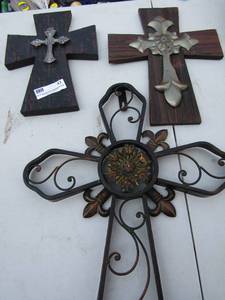 lot 41 image: 1914 metal cross- 1310 cross wall art- 129 cross wall art qty 3