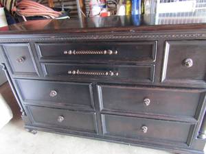 lot 3 image: TOMMY BAHAMA 8 DRAWER SOLID WOOD DRESSOR SIZE - 44X67X22