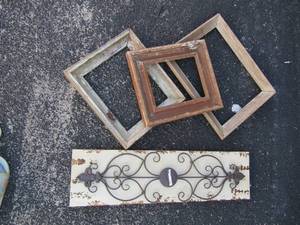 lot 57 image: 3 piece picture frame wall art connected, Metal wall art on wooden slat 319