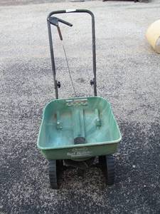 lot 71 image: Scotts yard seeder