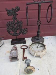 lot 81 image: Metal home and bath dcor, hand towel holder for bathroom counter