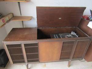 lot 85 image: RCA victor solid state vintage record player , music case, 265017 works